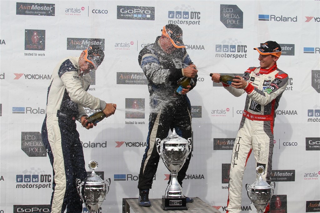 De tre bedste i AutoMester DTC-finalen sprøjtede bagefter med champagne
(Foto: CN Photo)